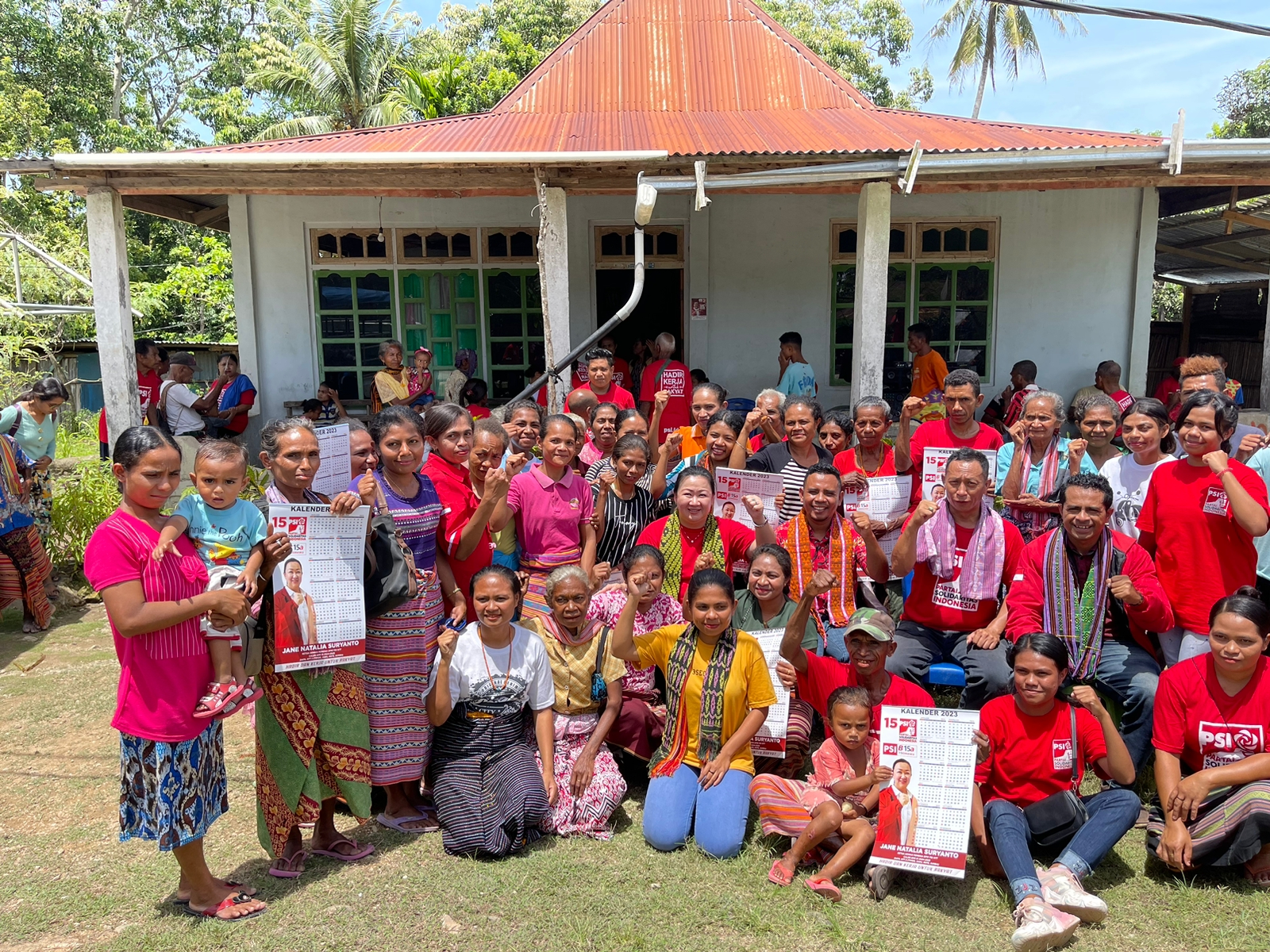 Ketua Dewan Pembina Partai Solidaritas Indonesia (PSI) NTT Jane Natalia Suryanto pose bersama warga dan pengurus PSI usai pembagian kado natal dan tahun baru (Nataru), kepada warga masyarakat kabupaten Timor Tengah Selatan, Rabu 11/01/2022.